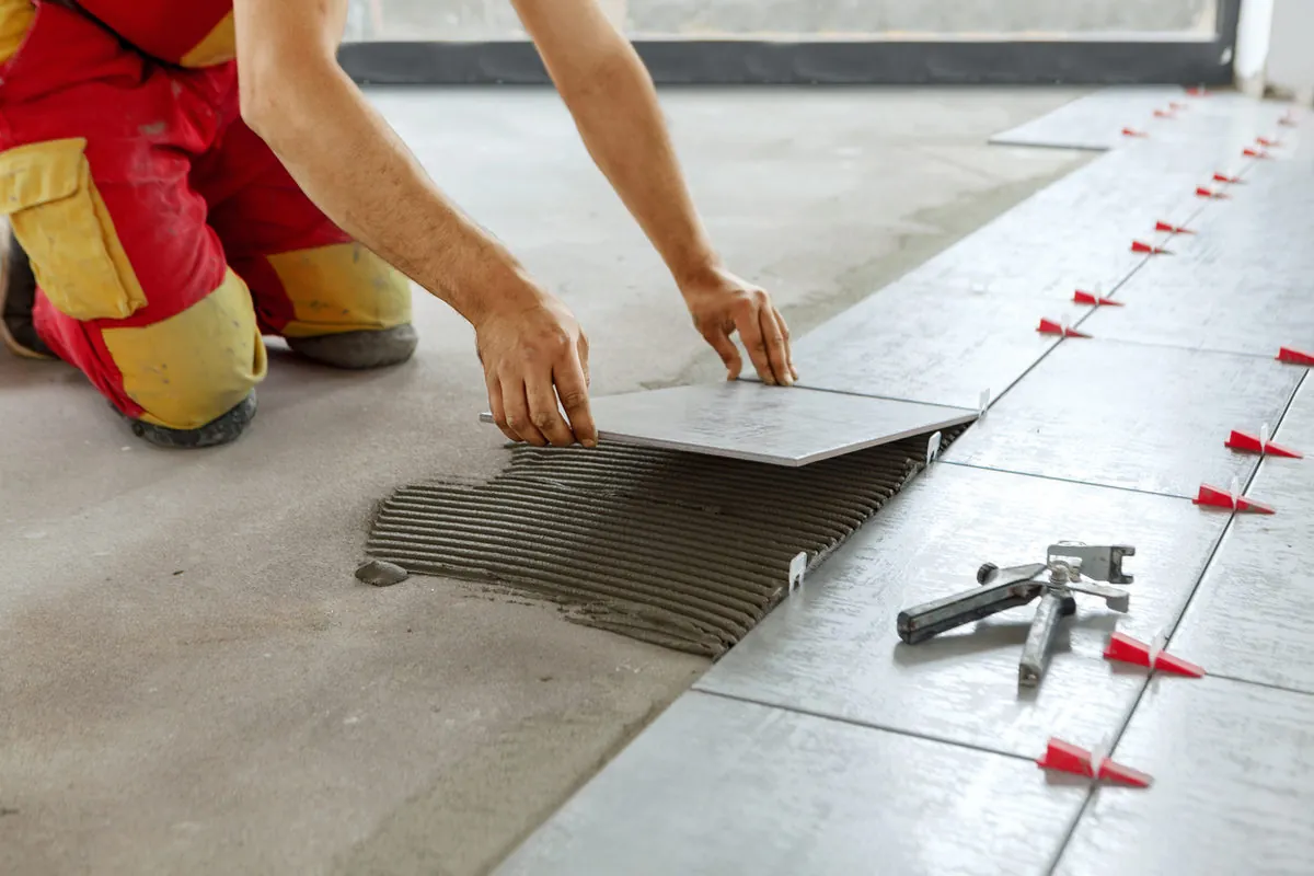 Pose de carreaux de céramique par un artisan de Pilot Construction